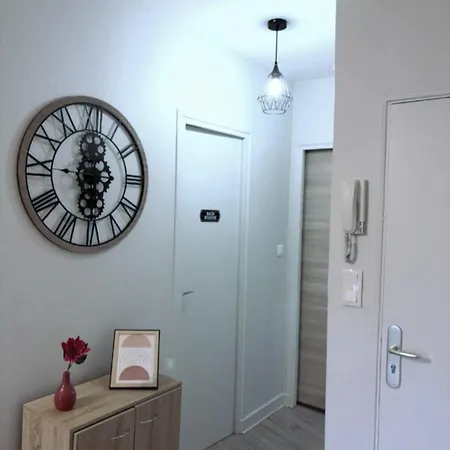 Апартаменты Appartement Cosy Idealement Place Centre Issoire-Superbe Vue Sancy Et Livradois-Forez-Wifi *