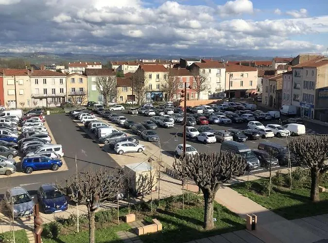 Апартаменты Appartement Cosy Idealement Place Centre Issoire-Superbe Vue Sancy Et Livradois-Forez-Wifi Иссуар