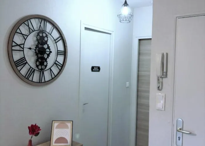 Апартаменты Appartement Cosy Idealement Place Centre Issoire-Superbe Vue Sancy Et Livradois-Forez-Wifi *